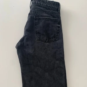 Zara jeans - Säljer mina midwaist zara jeans i 36. Använda ett par ggr! Säljes pga blivit förstora. 160kr