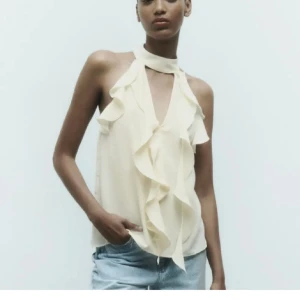 Zara topp - Halterneck topp från Zara i nyskick. Skriv privat för fler bilder 🩷Xs men passar absolut någon med S