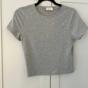 Tröja  - Säljer denna snygga gråa tröjan från Gina Tricot. Då den inte kommer till användning. Storlek M men skulle säga den passar en M/S