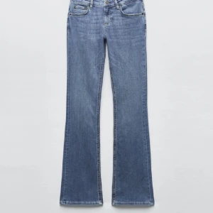 Jeans - Low Waist jeans från zara💕 Knappt använda. Skriv för fler bilder
