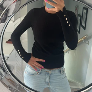 Svart tröja  - Fin basic svart tröja fast med guldknappar som detalj💕 Den passar till mycket och i jätte bra skick❤️Perfekt nu till hösten och vintern! Kan tänka mig att sänka priset💕