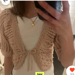 Stickad kofta💗 - ⚠️⚠️LÅNAD BILD⚠️⚠️ Säljer denna fina stickade kofta som jag köpt på plick💕 tyvärr har den inte kommit till användning på ett tag. Kontakta vid intresse och mer bilder❤️