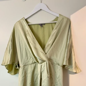 Omlottklänning i satin - Ny omlottklänning i satin. Använd 1 gång. 