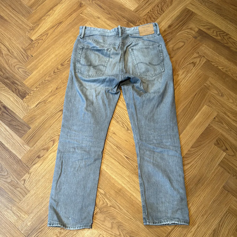 Ett par gråa Jack & Jones jeans i storek 32/32. Byxorna är använda men har inget slitage eller defekter. Org pris 600kr Skriv vid frågor!. Jeans & Byxor.