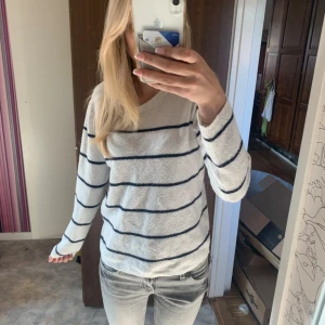 Svart vit H&M tröja - 158/164