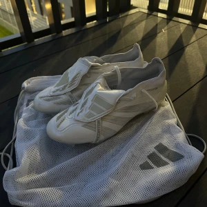 Adidas Predator - Säljer dessa helt nya Adidas Predator då de inte passar mig tyvärr. De är storlek 42 och Fg