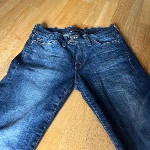Lågmidjade Jeans - Lågmidjade jeans från Crocker i storlek 34/XS, men skulle säga att de passar XXS/32 också. 💕Säljer pga att de inte passar. Skriv för frågor, bilder, mått osv. 💞🌸