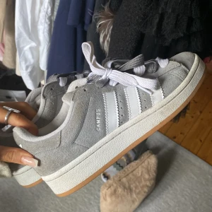 Gråa campus  - Super fina gråa äkta campus! Kommer utan original låda!