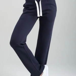 Russemerch byxor - Hej! Jag säljer dessa russemerch ”joggebukse” i färgen marinblå. Dem är helt i nyskick, endast testade. Säljer då jag inte tyckte färgen passade mig så bra och det var för sent att lämna tillbaka dem.  Använd gärna köp nu💙