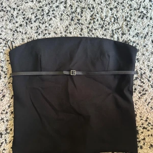 Zara topp - Superfin bandeu topp från zara med öppen rygg och ”bält” detaljer. Helt oanvänd med prislapp, Pga att den är justerbar så passar den typ XS-M
