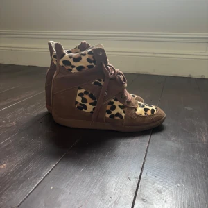 Leopard marant 💕💕 - Super fina marant liknande skor i leopard! Köpte på Plick för typ ett år den lite mer, säljer då jag flyttar och inte vill ha med mig för mycket 💕 super trendiga just nu!! Tvättar av dom lite om nån är intresserad 🤍🤍