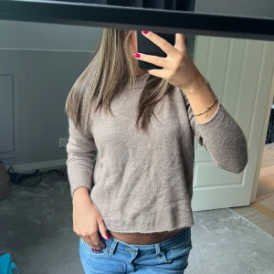Stickad tröja - Stickad tröja från zara som är perfekt nu när det börjar bli kallare🍂🫶superbra skick!!