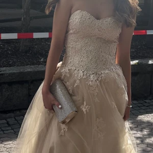 Balklänning - Säljer nu min balklänning! Använd endast en gång. Sytt in lite knappar på resårbandet innanför så man kan justera midjan. Passar 32/34. Snabb affär=diskutera priset. dm för fler bilder