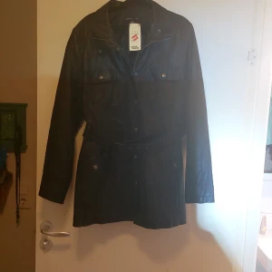 Skinnjacka Dan - Helt ny Skinnjacka Sara Kelly storlek 46/XL pris 600kr