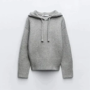 Stickad Hoodie  - Stickad Hoodie ifrån zara, nästan aldrig använt så Inga defekter🤍 pris kan diskuteras 