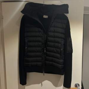 Tja! Säljer min Moncler cardigan då jag inte använder den längre. Den passar storlek S-M. Cardiganen är nästan som nyskick. Inga skador alls. Säljer den billigare då jag inte har kvitto på den.