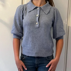  kort armad stickad tröja💕 - Denhär är köpt på Reserved i Lettland. Den är i storlek S men passar i XS och M!  Den här silver deltaj knappar som är blommor. Super bra skick❤️❤️ nypris: 30€ säljer för 150kr