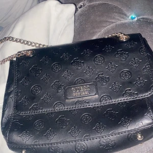Guess  veska  - Helt ny GUESS EST1981 jätte jätte fin 😍 