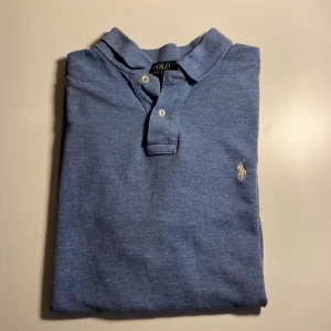 Ralph Lauren Piké  - Säljer nu denna asfeta Ralph Lauren pikén i ett gott skick! Storleken är L men skulle säga att den passar M med. Nypris ligger på ca 899kr❌ mitt pris endast 299kr✅ Hör av dig vid minsta lilla fundering!! 🙂😊
