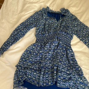 Klänning zara  - En jätte fin blå/grön klänning från zara i storleken xs, andväner inte längre men jätte bra skick Föruom ett litet hål på insidan men inget som syns utifrån 