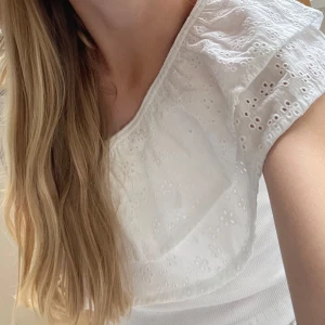 Gina tröja  - Vit tröja med sne axel och volang. Strl, 134-140. Jättebra skick nästan aldrig använd. Prutbart! 