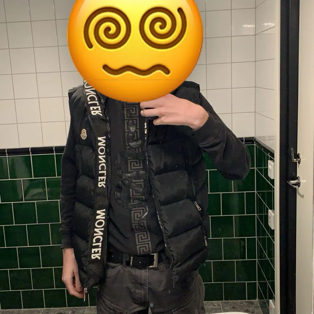 Säljer en väldigt fin Moncler väst  . Jackor.