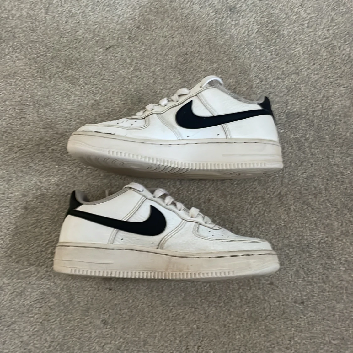 Jag säljer nu mina Air force 1 för att dem inte passar. Ganska bra kvalitet men som man ser på bilderna så är skorna väll använda. Jag säljer dem för 250 box ingår inte🍇👍 - 90