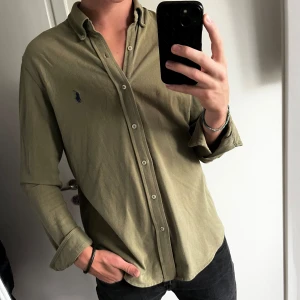 Ralph Lauren skjorta  - Olivgrön Ralph Lauren skjorta i storlek M
