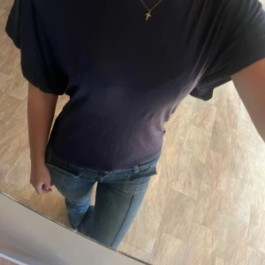 Filippa K blus - Mörkblå Filippa K blus i skönt material, använd få gånger inga defekter 