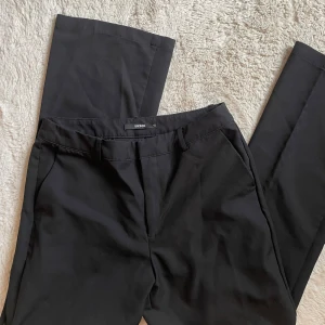 Svarta kostymbyxor bikbok  - Svarta kostymbyxor från bikbok.  Modell maddie med raka ben.  Storlek 42. 