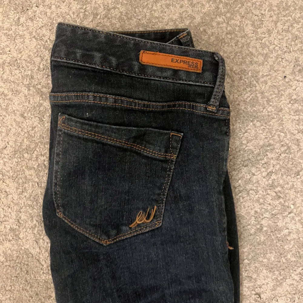 Säljer dessa super snygga express jeans. Mörkblåa och lågmidjade, bootcut. Passar en xs/s och någon i längden som är 160/165!  (Skickar inte fler bilder än vad som är i anonsen). Jeans & Byxor.