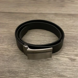 SDLR Bälte  - Ett Saddler bälte (90cm) köpt för 479kr och säljer för 350kr. Väldigt bra skick och är oanvänd, passar bra till festlig outfit och allmänt bra skärp på vardagar.