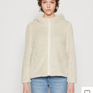 Teddy Jacka - En Teddy jacka från vero Moda, aldrig använd och därför i väldigt bra skick 