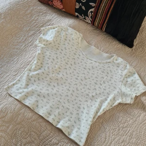 Brandy Melville tröja - Tröja i 100% bomull🌸. Bra skick! Storlek one size men skulle säga att den är xs/s.