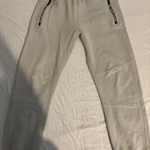 Woxo 720 vit byxor - Vita byxor namn Woxo 720. 