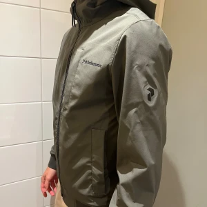 Peak performance jacka  - Olivgrön peak performance jacka i storlek S herrstorlek. En fräsch jacka i bra skick. Säljes för 800 kr exklusive frakt. 