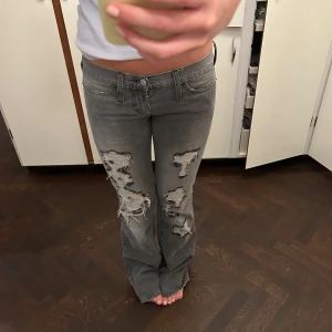 Lågmidjade jeans med revor - Så coola lågmidjade gråa jeans med revor både där fram och bak! Långa på mig som är 168!🩵