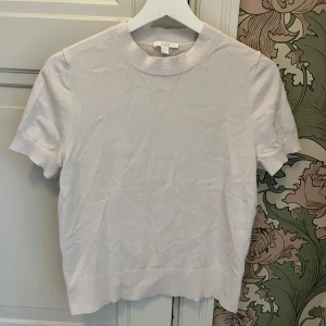 Stickad t-shirt - Tröja från Cos. Knappt använd. Behöver strykas, men annars bra skick! 