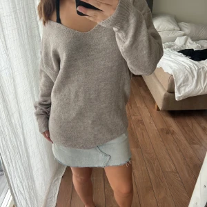 Stickad tröja lager 157 - Säljer denna superfina stickade tröjan från lager 157. Tröjan är i storlek m och färgen light beige. Tröjan är lite nopprig som man ser på sista bilden men det är inget jag skulle säga att man tänker på. Orginal pris 150kr. 