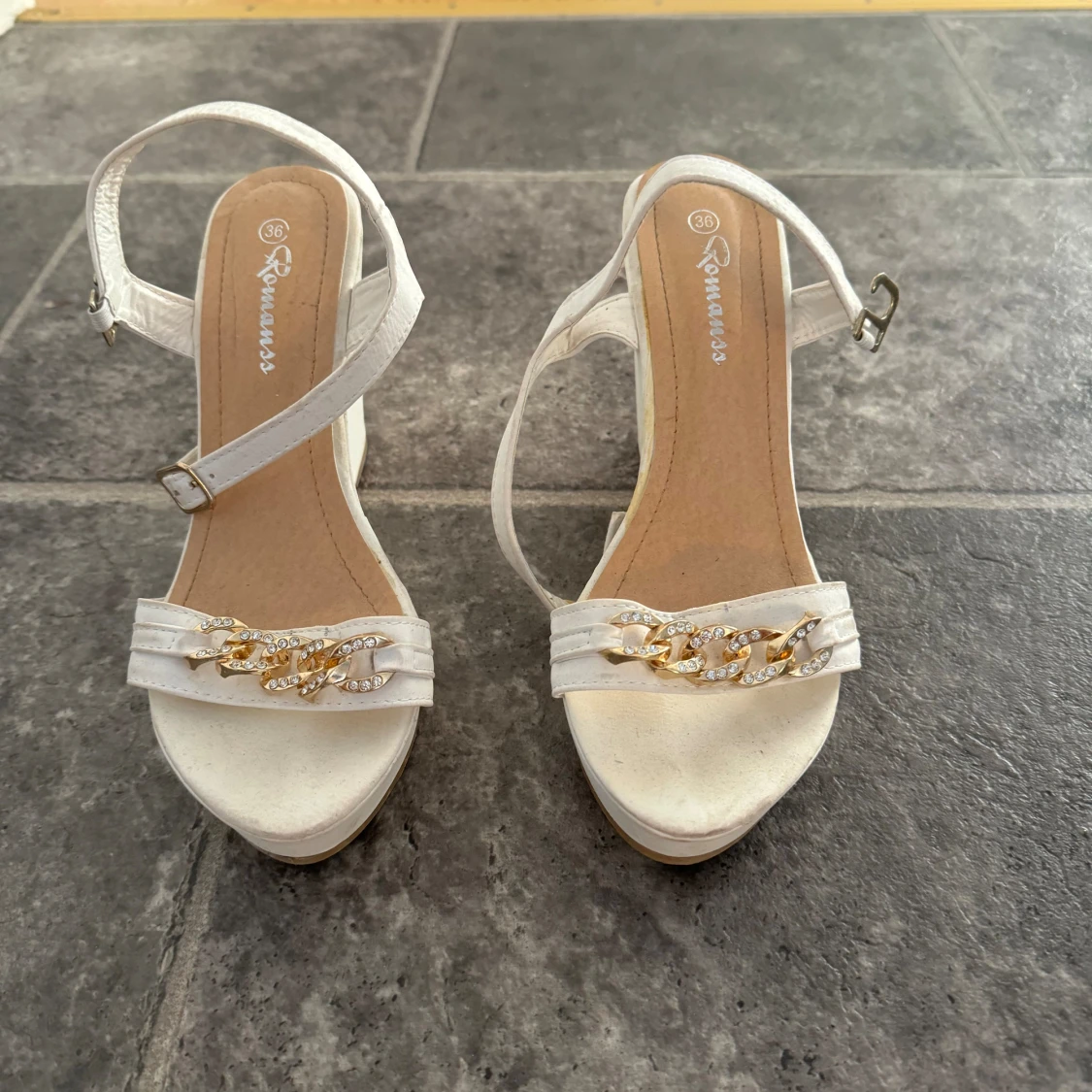 Vita sandaler med guldkedja - 91