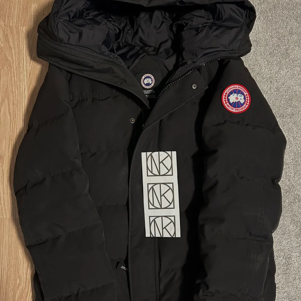 Canada Goose Macmillan Parka för herrar.  Fint skick, förvarats borta från damm.  Köpt i NK, kvittot finns kvar.   Storlek: M . Jackor.