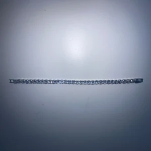 Tennis bracelet  - Fräsch tennis brecelet aldrig används inga skador på den. Passar riktigt bra 