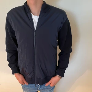 Cardigan - John henric - Tjenare, Säljer min cardigan från John Henric i storlek L. Skick 9.5/10 använd 2-3 gånger. Modellen är 175cm och väger 65kg