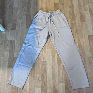 Mjukisbyxor - Beige mjukisbyxor, välanvända Skick: Okej