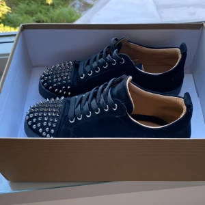 Christian louboutins - Säljer nu dessa fräsha loubs i storlek 42, tyvärr saknas det 2 spikar men de syns knappast eftersom de saknas på innesidan. Jag skulle nog säga att skicket på dessa skor är 7/10. Det följer med box och dustbag, Byten tas även emot🤩 (helst feta skor🙏)