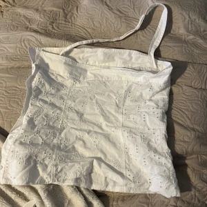 Halterneck topp - Aldrig använd, då den är lite stor på mig🥰