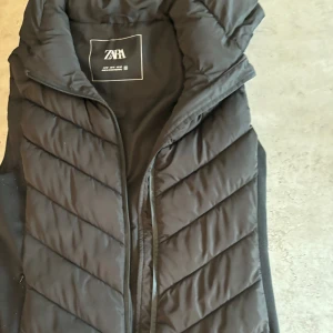 Zara Väst Fint skick  - Zara väst storlek M (medium)  Inga defekter knapp använd! Skriv för mer bilder, pris kan även diskuteras. 💕