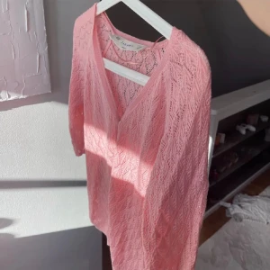 Stickad kofta - Säljer denna superfina tunna rosa koftan då jag inte fått användning av den.💕