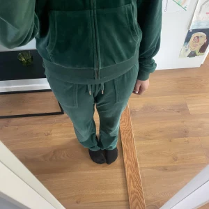 Grönt juicy couture sätt  - Säljer mitt jättefina gröna juicy sätt från kids brand store. Tröjan har jag använt  max 2 gånger och byxorna några få antal. Nypris för byxorna är 899 och även för tröjan. Säljer mitt sätt för 700 (pris kan diskuteras) köparen står för frakten. 