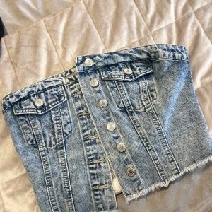 Jeans topp - Fin jeanstopp med stretch där bak. Aldrig använd, vet inte märket då jag fick den i födelsedagspresent 
